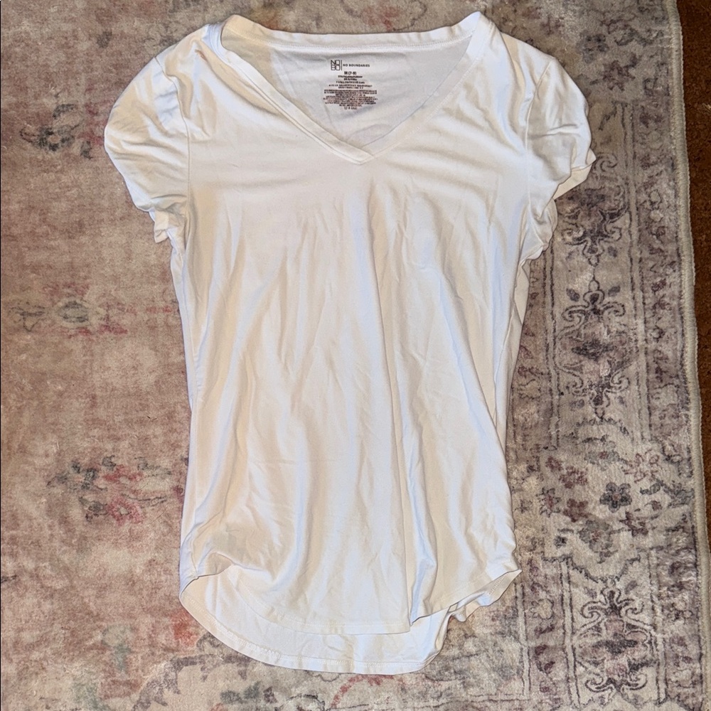 No Boundaries White V-Neck Short Sleeve Tee